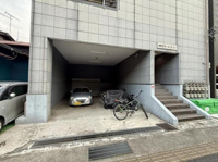 建物の一階部分に駐車スペースがあり雨の日でも車や自転車を安心して停められます。入口が広く車の出し入れがしやすい設計です。自転車やバイクもゆとりを持って駐輪できるため便利です。