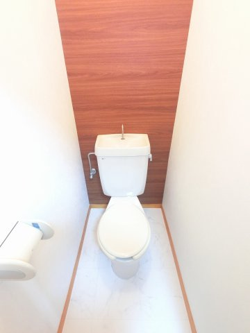 シンプルで清潔感のあるトイレです。