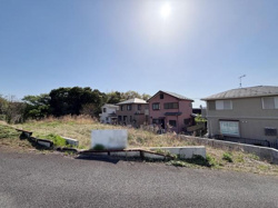 前面道路は幅員がしっかりと確保されており車の出入りもスムーズに行えます。周辺には住宅が建ち並び落ち着いた雰囲気が広がっています。角地に近い位置関係が開放感を感じさせます。