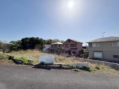 前面道路は幅員がしっかりと確保されており車の出入りもスムーズに行えます。周辺には住宅が建ち並び落ち着いた雰囲気が広がっています。角地に近い位置関係が開放感を感じさせます。