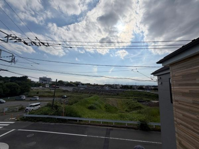 現地から広がる開放的な眺望が魅力です。空が広く感じられる景色が特徴的です。周囲に視界を遮る高い建物が少なく自然を感じられる点もポイントです。写真から光がしっかりと差し込んでいる様子が伝わります。