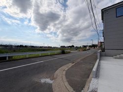 前面道路が広く車の出入りがしやすい環境です。道路沿いには開放感があり周囲の見通しも良好です。敷地と道路の段差が少なく移動がスムーズです。電線も整然と配置されており景観がすっきりとしています。