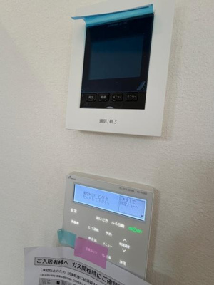 モニター付きのインターホンと給湯機の操作パネルが設置されています。便利な設備が壁面にまとまっています。シンプルなデザインで操作しやすい仕様です。各機器の表示が見やすい配置になっています。