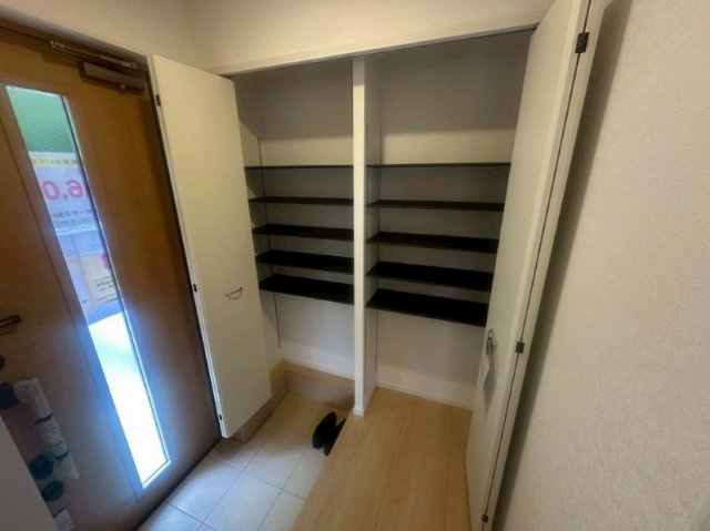 可動棚で靴をすっきり仕舞える大型クローク。収納下の空間には普段履きの靴やサンダルをサッと収められます。扉を閉めれば一瞬で生活感を隠せるため、急な来客時も綺麗な玄関をキープできる優秀設計です。