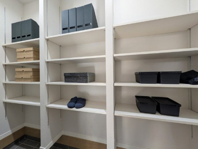 ・広々とした玄関クロークは可動棚でシューズやゴルフバッグ、キャンプ道具、釣り道具等たっぷり収納できます！