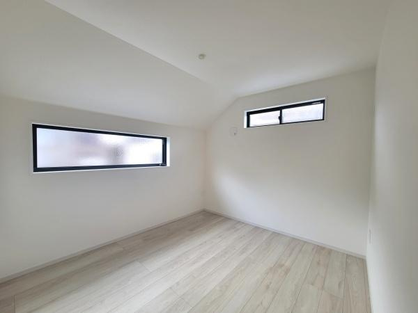窓から採光を取り入れやすい洋室です。シンプルな内装でお手入れもしやすく爽やかな雰囲気が特徴です。落ち着いた色合いのフローリングが室内を柔らかく演出しています。居室としても使いやすい広さです。