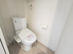 明るい色調の内装が印象的なトイレです。壁や床の清潔感のあるデザインが特徴です。