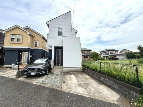シンプルで洗練された外観の住宅です。周囲に建物が少なく開放感があります。駐車スペースがしっかり確保されています。前面道路は広く駐車もスムーズに行えます。隣地との距離もしっかりあり余裕を感じられます。