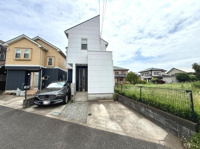 シンプルで洗練された外観の住宅です。周囲に建物が少なく開放感があります。駐車スペースがしっかり確保されています。前面道路は広く駐車もスムーズに行えます。隣地との距離もしっかりあり余裕を感じられます。