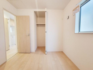 収納スペースがしっかりと確保されており整理整頓がしやすいお部屋です。明るい床材とシンプルな壁で空間を有効に活用できます。クローゼット扉も開閉しやすく収納へのアクセスも便利です。