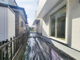 日当たりが良く明るい雰囲気の庭スペースです。屋外活動に便利な広さが確保されています。隣家との間にも余裕があり通気性も良好です。フェンス設置済みで安心感があります。手入れがしやすい設計です。