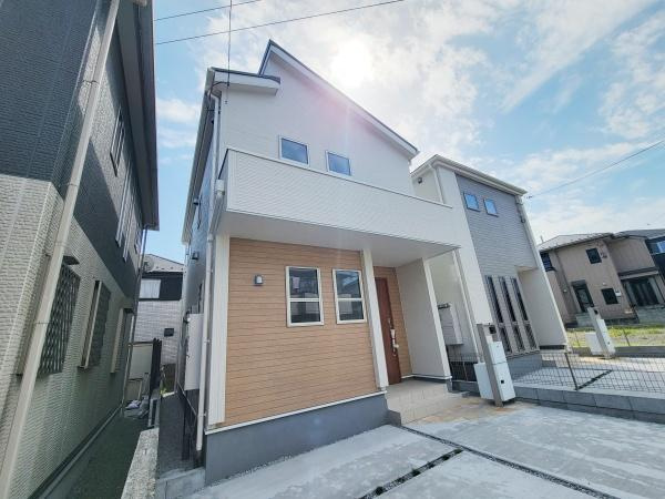 シンプルで落ち着いた外観デザインが印象的です。駐車スペースもゆとりがあり玄関までのアプローチも使いやすい造りです。日当たりも良好で明るい印象の戸建てです。周囲の街並みに調和した安心感のある佇まいです。