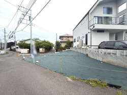 現地写真から前面道路の様子が確認でき周辺環境の雰囲気が分かります。舗装された道路が隣接しており車の出入りにも配慮されています。敷地の形や周囲の建物との距離感も把握しやすいです。