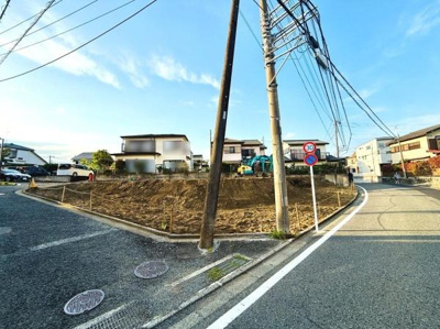 前面道路が広く車の出入りがしやすい立地です。角地に位置しているため開放感があります。