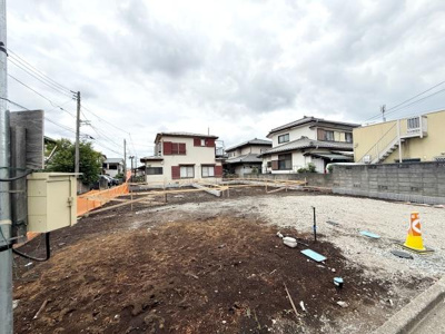 周辺には落ち着いた住宅が立ち並び閑静な環境が広がっています。開放感のある敷地で住まいのイメージが膨らみます。