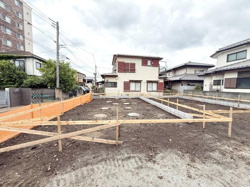 閑静な住宅街に位置する建築現場の様子です。整備された区画が今後の建築計画を期待させます。