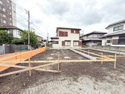 閑静な住宅街に位置する建築現場の様子です。整備された区画が今後の建築計画を期待させます。