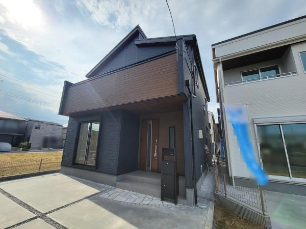 スタイリッシュな外観が目を引く住まいです。落ち着いた色合いの外壁が周囲と調和します。ゆったりとしたアプローチも印象的です。駐車スペースも十分に確保されています。玄関周辺がすっきりとまとまっています。