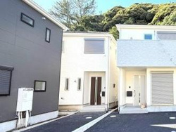 明るい色合いの外観が目を引く建物です。フラットな駐車スペースが確保されています。周囲に緑が広がる環境が印象的です。建物同士の距離感が程よく保たれています。