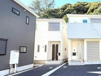 明るい色合いの外観が目を引く建物です。フラットな駐車スペースが確保されています。周囲に緑が広がる環境が印象的です。建物同士の距離感が程よく保たれています。