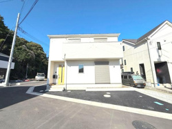 1階にはLDKがゆったりと配置され和室と洋室が隣接しています。2階には3つのベッドルームとサービスルームがありバルコニーも付いています。