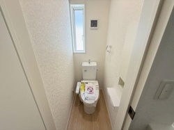 シンプルな外観が特徴の住宅です。前面道路がしっかりと整備されており開放的な印象です。駐車スペースも確保されています。日当たりも良好で明るさを感じられます。周囲の住環境も整っています。
