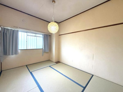 窓からやわらかな光が差し込む落ち着いた和室です。シンプルな内装で自分好みにアレンジしやすい空間となっています。畳の質感も感じられるお部屋です。天井照明がインテリアのアクセントになっています。