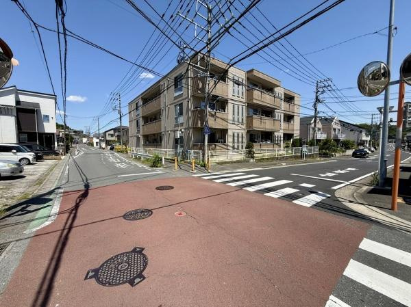 周辺道路。歩道や横断歩道も整備されており安全面に配慮されたエリアです。