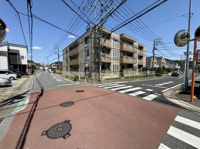 周辺道路。歩道や横断歩道も整備されており安全面に配慮されたエリアです。