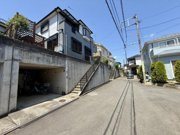現地写真には広々とした前面道路と整然とした住宅街の様子がしっかりと映し出されています。電柱や配線が整備されており周囲の環境も清潔感があります。