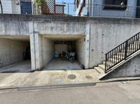 コンクリート造のしっかりとした駐車場です。道路から直接アクセス可能で便利です。駐輪スペースとしても活用されています。柱やドアの干渉がなくすっきりとした間取りです。