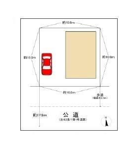 敷地全体の形が分かりやすく表現された区画図です。公道に面しており幅広い道路との接道が確認できます。車の駐車スペースも明確に示されています。建物と敷地のバランスが見て取れます。