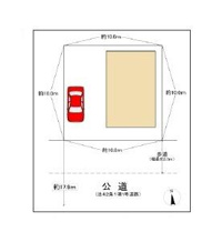 敷地全体の形が分かりやすく表現された区画図です。公道に面しており幅広い道路との接道が確認できます。車の駐車スペースも明確に示されています。建物と敷地のバランスが見て取れます。
