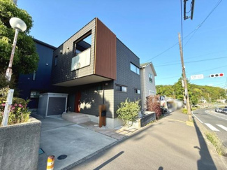 ゆとりのある前面道路で車の出入りがしやすい住まいです。建物の外観は直線的なデザインが特徴です。周囲には緑があり開放感が感じられます。道路との高低差も少なく歩行もスムーズです。