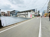 前面道路が広く車の出入りがしやすい印象です。現地は角地に近く視認性も良好です。周囲には建物が整然と並んでおり整った街並みが感じられます。