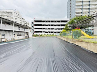 平坦な地形が特徴の土地写真です。周囲には住宅やマンションが立ち並び利便性が感じられます。敷地が広く日当たりも期待できる現地土地写真です。