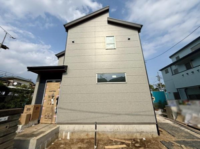 シンプルな外観が特徴の住宅です。大きな窓が設けられており採光にも配慮されています。モダンなデザインで落ち着いた雰囲気を感じられる外観です。新築ならではの清潔感があります。