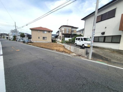 前面道路は広さがあり車の通行もスムーズに行えます。