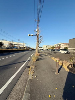 前面道路が広く車両の通行もスムーズです。歩道も確保されており周辺に建物が整然と並んでいます。日当たりの良い現地環境がうかがえます。周囲は落ち着いた雰囲気で視界もひらけています。清潔感のある通りです。