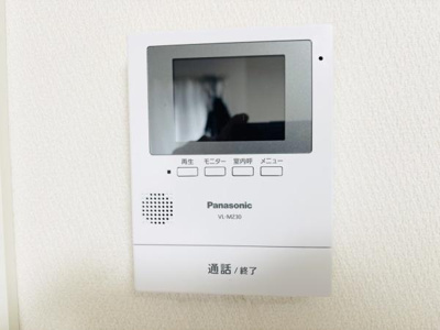 シンプルなデザインのテレビモニター付きインターホンが設置されています。見やすいモニター画面で来訪者を確認できます。操作ボタンも分かりやすく配置されています。機能面も充実している印象です。