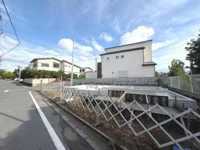 【外観】 基礎建築中の外観です。