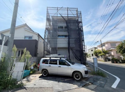 開放感のある前面道路に面した現地写真です。周囲には住宅が並び整然とした街並みが広がっています。