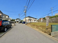 ゆとりのある区画でさまざまな用途にご活用いただける土地です。周囲は住宅が並び落ち着いた雰囲気があります。お好きなプランで自由にご検討いただけます。道路に面しているため車でのアクセスも便利です。