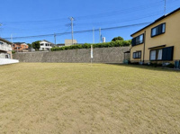 広々とした敷地が特徴の現地土地写真です。周囲は開放感のある環境が広がっています。建物の配置や設計にも自由度が感じられる土地です。道路からのアクセスも良好で使い勝手の良さが魅力です。