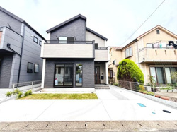 スタイリッシュな外観デザインが印象的です。シンプルなカラーリングで周囲と調和しています。駐車スペースも広く使い勝手が良さそうです。