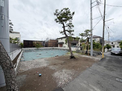 現地土地写真からは周辺に住宅が建ち並ぶ静かな環境が確認できます。前面道路の幅員もあり車両の出入りがしやすそうです。