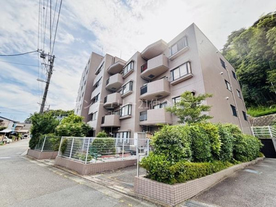 落ち着いた外観が印象的なマンションです。敷地内には緑が多く清潔感が感じられます。道路に面しているためアクセスも便利です。周囲には住宅街が広がり穏やかな環境となっています。