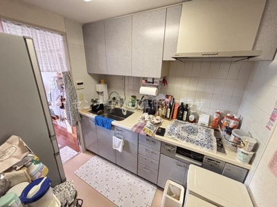 収納が豊富なキッチンで調理器具や調味料もすっきりと整理できます。シンクやコンロの位置が使いやすく家事も効率的に進められます。換気扇や作業スペースもしっかりと確保されています。