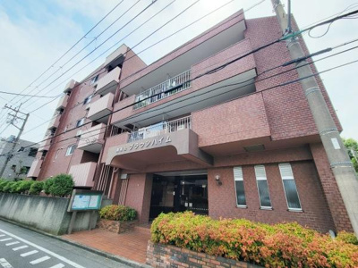 魅力的な外観が印象的なマンションです。手入れの行き届いた植栽が訪れる人を迎えます。地域に調和したデザインが魅力的です。立体的な構造が個性を引き立てています。