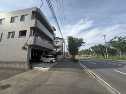 前面道路が広く見通しの良い環境です。建物も手入れが行き届いた印象があります。開放感のある立地で周辺には緑も豊かに見えます。交通の便やアクセスもしっかりと感じられる現地写真です。